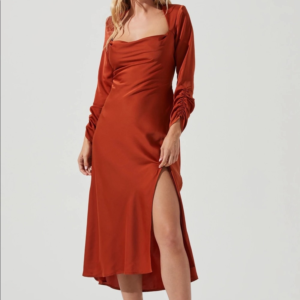 ASTR the Label GRACIE LONG SLEEVE CUTOUT SATIN MIDI DRESS - Rust